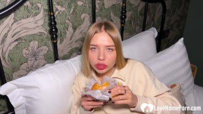 Russian hottie eats a burger during hard sex - hotmovs.com - Russia